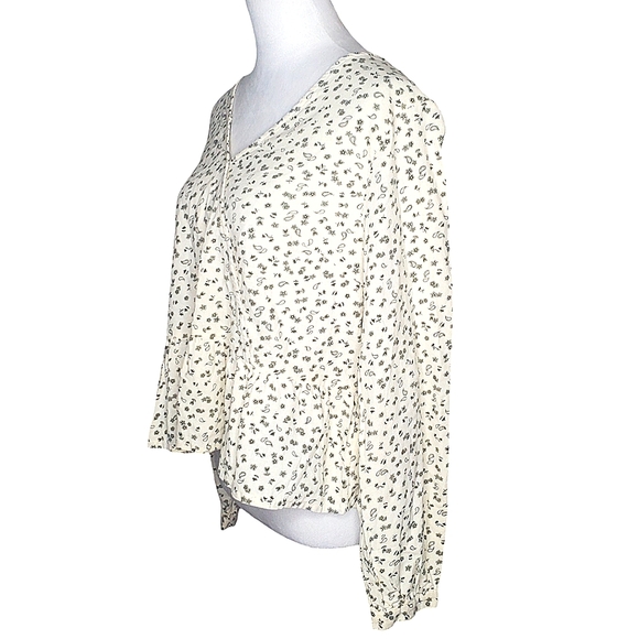 a.n.a. A New Approach Paisley Ditzy Cream Cross Front 100% Cotton Peplum Top - Picture 2 of 8